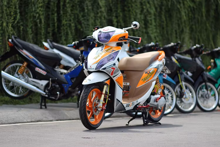 Chiếc xe ga bình dân Honda Vision nổi bật và cực kỳ mạnh mẽ. Sau khi đã lên đầy đủ "đồ chơi", nó không chỉ quyến rũ phái nữ nữa mà còn hấp dẫn cánh "mày râu".