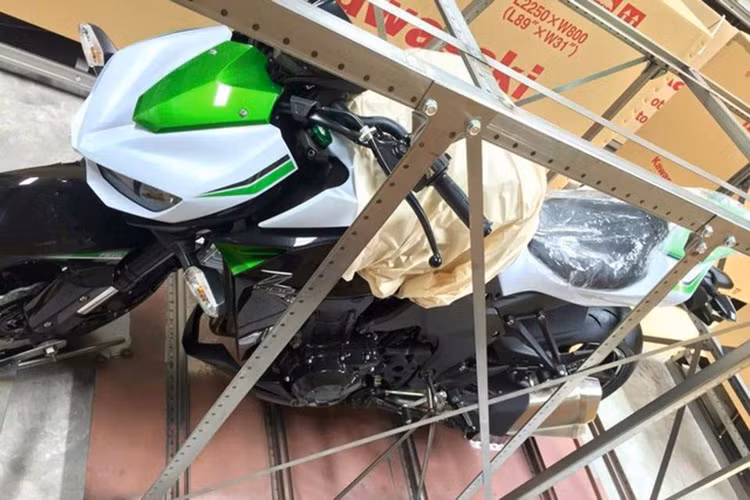 Động cơ của Kawasaki Z1000 kết hợp cùng hộp số 6 cấp. Bình xăng dung tích 17 lít và trọng lượng 221 kg.