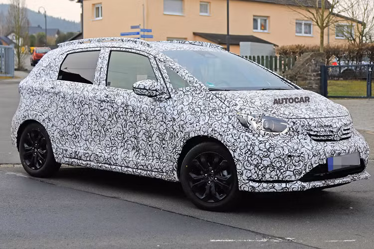 Mới đây, mẫu xe Honda Jazz thế hệ mới cũng đã bị cánh săn ảnh bắt gặp khi chạy thử nghiệm với ngoại thất được bao bọc kỹ càng nhằm che giấu thiết kế mới, đây là những bước cuối cùng để Honda hoàn thiện sản phẩm trước khi giới thiệu vào cuối năm nay.