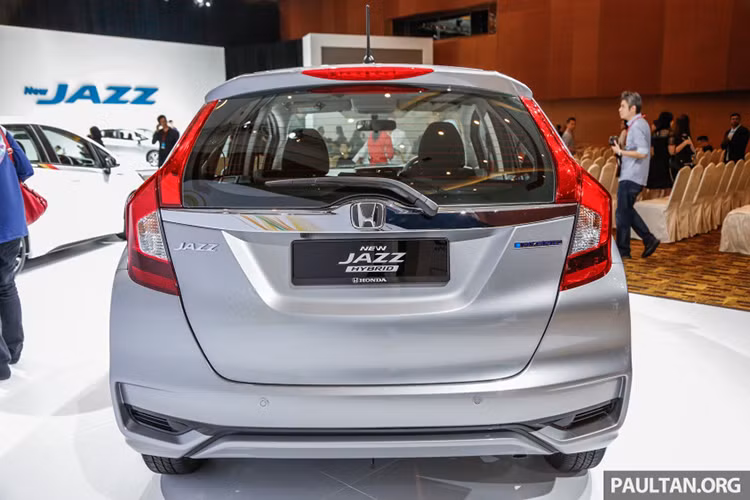 Phiên bản hiện đang bán ra của Honda Jazz thuộc thế hệ thứ 3, đang trong giai đoạn cuối vòng đời. Chính vìu vậy việc ra mắt một phiên bản mới là hoàn toàn chính xác. Bên cạnh đó, việc điện hóa xe hơi vì môi trường ngày càng được các hãng xe đẩy mạnh và Honda cũng không ngoại lệ. 