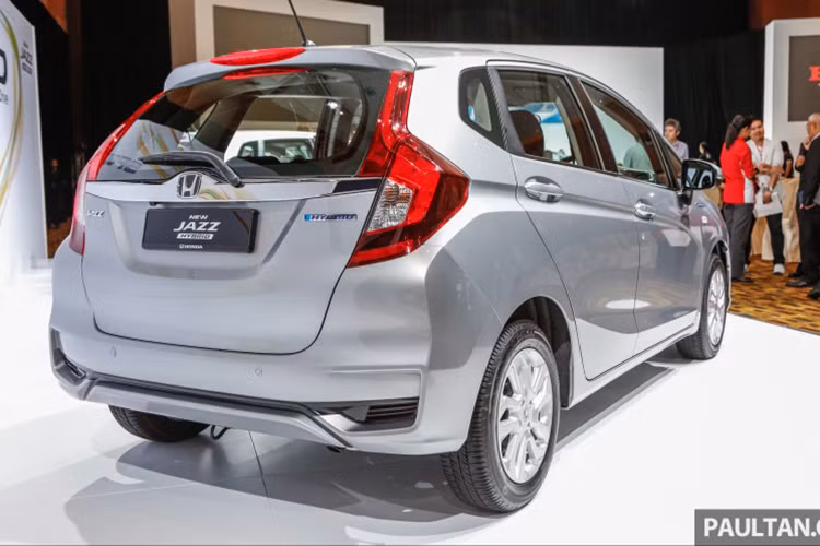 Những nguồn tin liên quan còn khẳng định, mẫu xe hatchback Honda Jazz 2020 mới sẽ có thêm phiên bản chạy động cơ hybrid để phù hợp với xu thế toàn cầu ngày nay về vấn đề khí thải và tiết kiệm nhiên liệu.