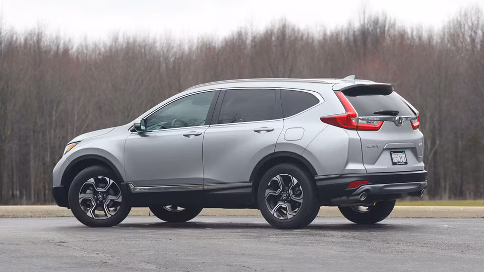 Mẫu xe SUV của Honda được IIHS đánh giá an toàn nhất. CR-V 2017 được trang bị hệ thống hỗ trợ phanh khẩn cấp trong trường hợp va chạm. Hệ thống này sẽ thực hiện theo bước: Cảnh báo người lái, áp dụng phanh tự động một phần khi người lái không có phản ứng, tự động phanh khẩn cấp và điều chỉnh dây an toàn khi không tránh khỏi va chạm.