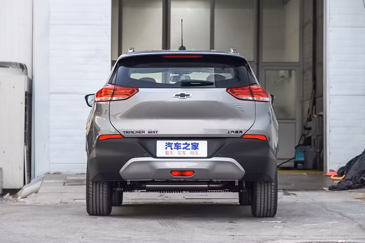 Tương tự đầu xe, phần sườn của Chevrolet Tracker 2019 cũng có thiết kế thú vị với nhiều đường dập gân khác nhau, mang đến vẻ "cơ bắp" cho mẫu SUV cỡ B này. Ở phiên bản Redline cao cấp, Chevrolet Tracker 2019 sẽ dùng bộ vành hợp kim 5 chấu kép màu đen bóng với điểm nhấn màu đỏ.