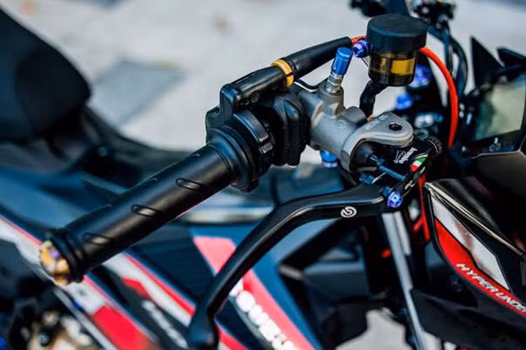 Cụ thể nó được chủ nhân trang bị cùm tay thắng Brembo RCS hàng hiệu cùng bình dầu Thailand thay cho nguyên bản. Ngoài ra còn có cùm tay côn CRG GP "hàng hiệu" đầy nổi bật với sự xuất hiện của ốc kiểng Proti .