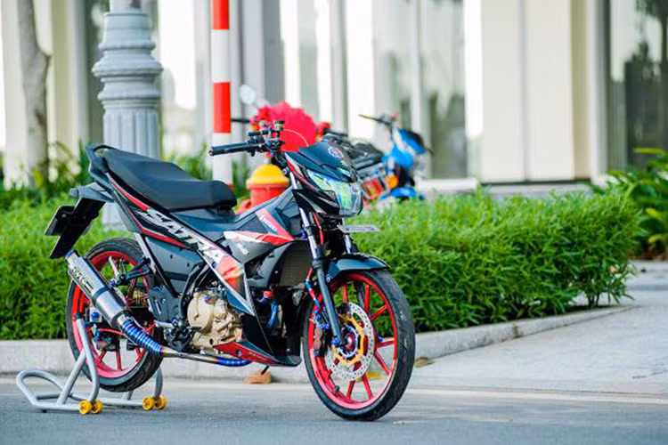 Trước khi Suzuki Raider bán chính thức tại nước ta, Suzuki Việt Nam cũng đã từng nhập chiếc Suzuki Satria F150 gần như y hệt từ Indonesia và bán với giá hơn 90 triệu đồng vào năm 2013. Tới nay, những chiếc xe này vẫn còn tiếp tục được người yêu xe ưa chuộng và mua về từ các đại lý nhập khẩu không chính hãng để chạy, độ với các bản "siêu khủng".
