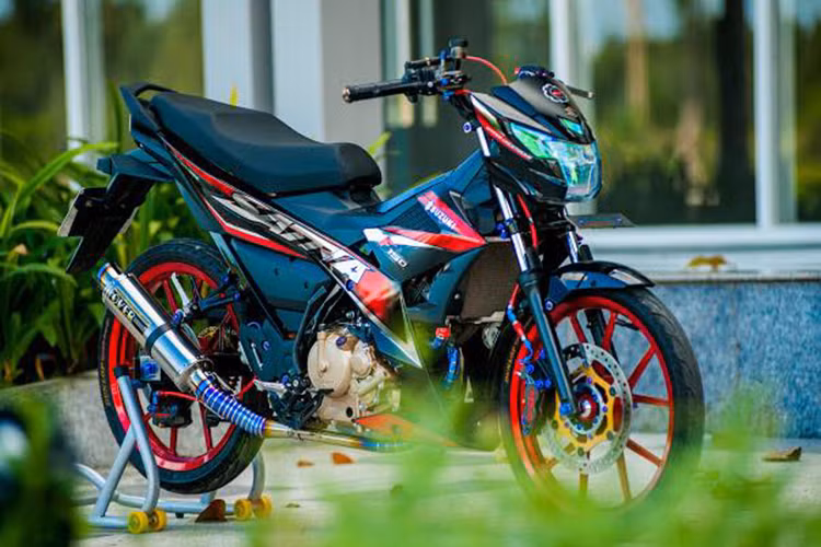 Chiếc xe côn tay hyper underbone Suzuki Satria F150 Fi (hay Suzuki Raider 150 Fi) đã có vẻ đẹp vừa thanh thoát, vừa mạnh mẽ sau khi được một người chơi xe máy tại TP HCM độ lại. Ước tính, số tiền độ cho mẫu xe côn tay cỡ nhỏ này lên đến hơn 200 triệu đồng.