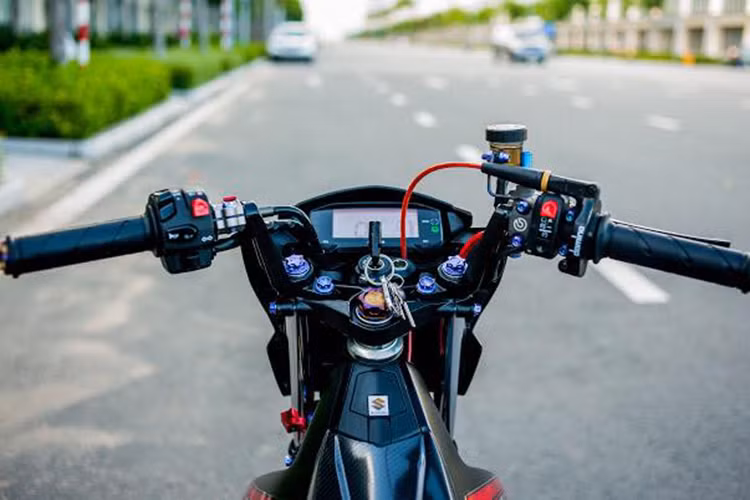 Ở phía trên ghi-đông, chiếc Satria F150 cũng được gắn thêm nhiều món phụ tùng kiểng là niềm "khao khát" của dân chơi xe máy côn tay cỡ nhỏ.
