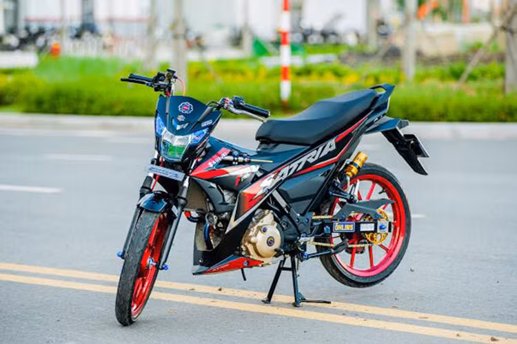 Tuy nhiên, không bằng lòng với xe nguyên bản, một số người chơi xe vẫn đã tiếp tục nâng cấp mẫu xe máy côn tay Satria F150, giống như chủ nhân của chiếc xe này tại TP HCM. Trong số toàn bộ các chi tiết được gắn lên xe, nổi bật nhất là dàn "đồ chơi kiểng" hàng hiệu như: Brembo, Daytona, Ohlins... có trị giá lên đến hơn 200 triệu đồng.