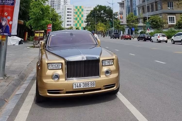 Trước đó, đêm 7/6, tại khu vực đại lộ Hòa Bình, phường Trần Phú (TP Móng Cái), xe Rolls Royce Phantom bốc cháy dữ dội sau khi đâm vào tường nhà dân.