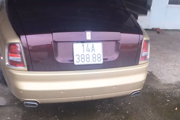 Công an TP Móng Cái cho biết, khoảng 23h30 ngày 7/6, xe Rolls Royce Phantom mang biển kiểm soát 14A-388.88 do tài xế Trương Thành D. (38 tuổi, trú tại TP Móng Cái, tỉnh Quảng Ninh) điều khiển đang lưu thông trên đại lộ Hòa Bình, thuộc phường Trần Phú thì bất ngờ bị mất lái, tông vào tường một nhà dân ven đường.