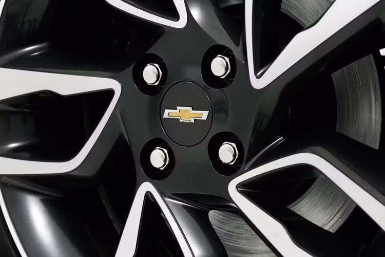 Giống như những mẫu xe cỡ nhỏ đô thị mới hiện nay - Chevrolet trang bị cho Beat Activ bộ mâm mới hiện đại hơn, phanh đĩa trước và hệ thống chống bó cứng phanh ABS tăng cường an toàn.