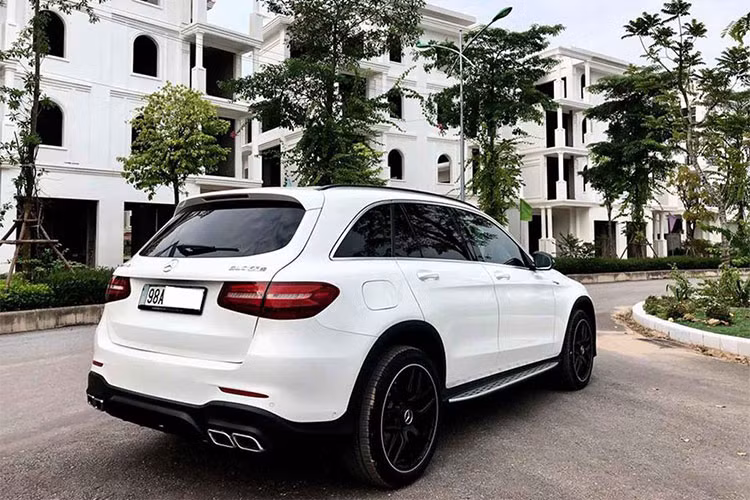 Cản sau với bộ khuếch tán sau được thiết kế lại với 4 miệng xả, logo GLC 63 C, ốp gương chiếu hậu màu đen bóng,… Tổng thể xe thêm đã mắt hơn với bộ mâm 20 inch 7 chấu kép 20 phong cách GLC 63 S 4MATIC+ (mâm copy; hàng chính hãng có giá khoảng 190 triệu đồng).