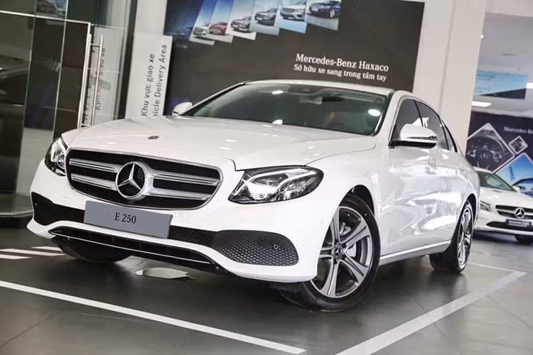 Tại thị trường Việt Nam, đối thủ chính của E-Class là BMW 5-Series, Audi A6 và Lexus ES, nhưng với sự cập nhật sản phẩm liên tục, giá bán tốt và nguồn hàng ổn định, Mercedes-Benz E-Class đang là mẫu sedan hạng sang cỡ trung được mua nhiều nhất.