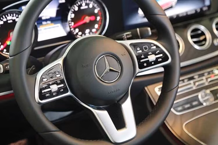 Đáng kể nhất là màn hình giải trí 12,3 inch (tương tự E300 AMG) chất lượng hình ảnh HD, lớn hơn hẳn loại 8,4 inch như trước kia, kèm theo đó hệ thống giải trí đã được Việt hóa, hệ thống dẫn đường tích hợp bản đồ Việt Nam. Tiện ích này mang đến ưu thế cho E250 trước các đối thủ khác như Audi A6, BMW Series-5 vốn sử dụng giao diện tiếng Anh.