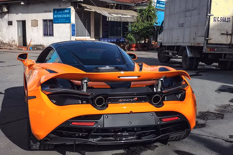 Động cơ kết hợp với hộp số SSG ly hợp kép 7 cấp, nhờ đó siêu xe McLaren 720S có thể tăng tốc từ vị trí xuất phát lên 100 km/h chỉ trong thời gian 2,9 giây và giảm tốc từ 100-0 km/h trong 2,8 giây. 
