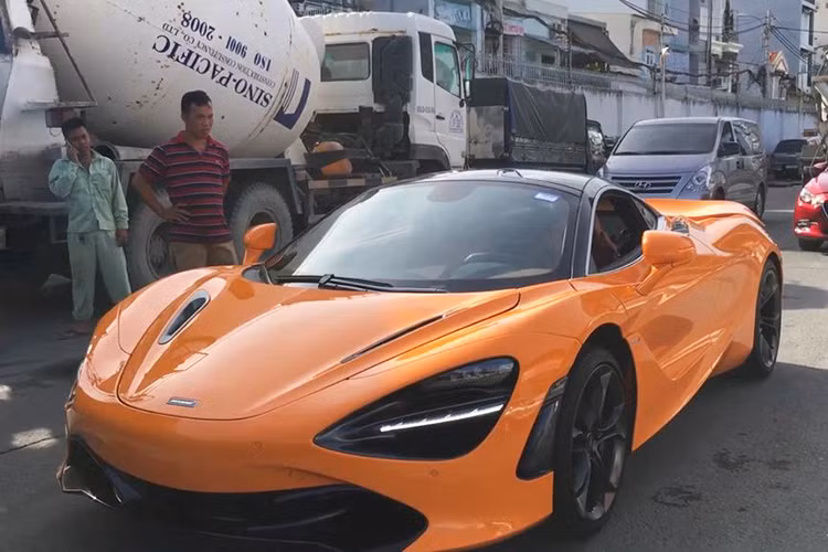McLaren 720S sử dụng khối động cơ V8, tăng áp kép, dung tích 4.0 lít mới, tạo ra công suất tối đa 720 mã lực tại vòng tua máy 7.000 vòng/phút và mô-men xoắn cực đại 770 Nm tại vòng tua máy 5.500 vòng/phút.