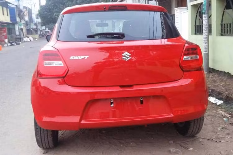 Nhà phân phối Maruti Suzuki tại Ấn Độ cũng sẽ phân phối ra thị trường Suzuki Swift phiên bản 2018 với 3 biến thể khác nhau gồm: V, Z và Z +. Trên phiên bản Z, xe nổi bật với bộ vành hợp kim kích thước 15 inch, trong khi ở bản Z + kích thước lên tới 16 inch.