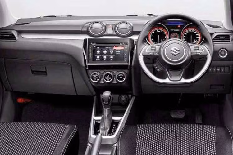 Bên trong cabin, Suzuki Swift 2018 cũng sẽ hiện đại hơn khi được trang bị một màn hình giải trí cảm ứng 7inch với điều hướng vệ tinh, tích hợp Apple CarPlay và Android, vô-lăng tay lái dạng đáy phẳng thể thao.