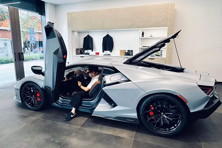 Minh Nhua chinh thuc gap mat Lamborghini Revuelto gia 44 ty dong