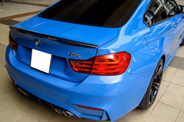  Ở phiên bản BMW M4, nếu sử dụng hộp số tự động 6 cấp, trọng lượng xe đạt 1.497 kg. Với hộp số 7 tốc độ M-DCT, tổng trọng lượng tăng thêm 40 kg. Xe có thể tăng tốc từ 0-60 dặm/giờ trong 3,9 giây với hộp số 7 cấp và 4,1 giây với hộp số 6 cấp.