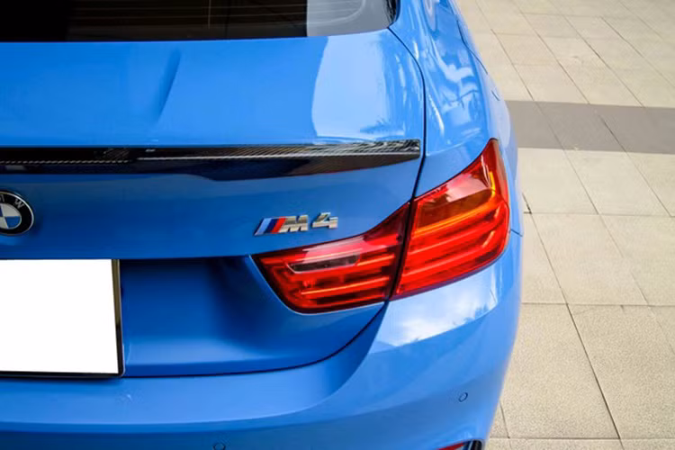 BMW M4 trang bị động cơ M-tuned S55B30, 3.0 lít, 6 xi-lanh thẳng hàng. Nhờ hệ thống tăng áp kép tạo áp suất 18,1 PSI, công suất tối đa của xe đạt 425 mã lực cùng 550 Nm mô-men xoắn.