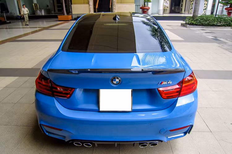 Xe sở hữu cánh gió nhỏ phía đuôi làm bằng sợi carbon, giúp tăng lực ép xuống mặt đường. Hệ thống đèn hậu chiếu sáng bằng công nghệ LED.