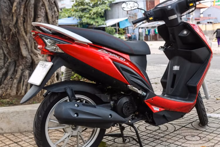 Một ưu thế nữa của Candy 50cc chính là phần yên xe với diện tích lớn thoải mái với hai người ngồi. Phần cốp xe của Candy 50cc thì quả thật khiến bạn phải khâm phục khi scooter cỡ nhỏ này lại trang bị cốp xe chứa đồ khá rộng, có thể để vừa 2 mũ bảo hiểm nửa đầu, túi xách cùng một số vật dụng khác.