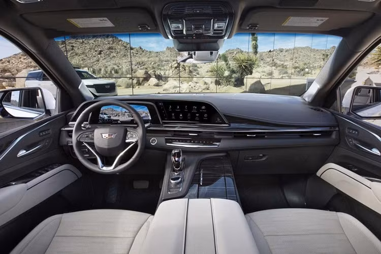 Là SUV hạng sang nên Cadillac Escalade 2021 sẽ không khiến người dùng thất vọng khi bước vào bên trong xe. Tại đây, người dùng sẽ tìm thấy vô lăng bọc da và hệ thống màn hình OLED hơn 38 inch với mật độ pixel gấp đôi tivi 4K. Cụ thể, Cadillac Escalade 2021 còn có màn hình cảm ứng 7,2 inch nằm bên trái vô lăng, đóng vai trò như trung tâm hiển thị thông tin. Đằng sau vô lăng là màn hình 14,2 inch để hiển thị chỉ dẫn và những thông tin lái quan trọng khác.