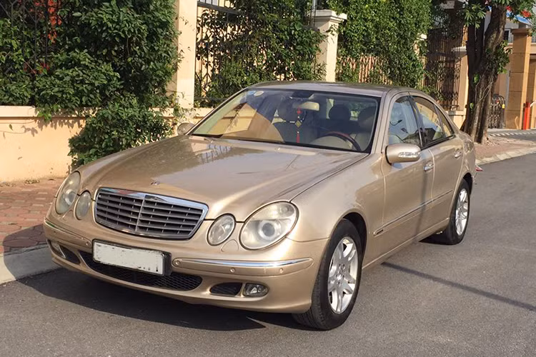 Theo nhiều thợ sửa xe sang Mercedes-Benz lâu năm, Mercedes-Benz E240 ở thời điểm hiện tại phù hợp với những người mua để chơi chứ không hẳn phục vụ nhu cầu đi lại thông thường. Một chiếc Mercedes-Benz E240 tốt khi mua lại vẫn thường phải đại tu với khoản tiền từ cả chục đến hơn 100 triệu đồng để có thể vận hành ổn định.