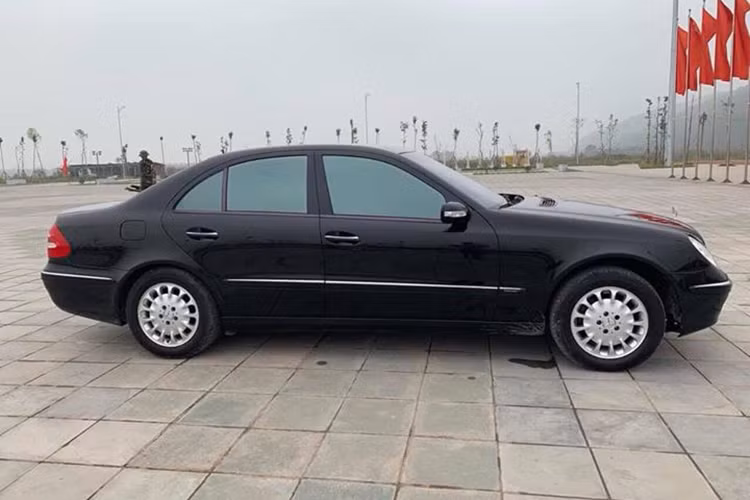 Tuy nhiên, chính những nét cổ điển, khác biệt hoàn toàn với thế hệ hiện tại chính là lý do khiến những chiếc Mercedes-Benz đời cũ vẫn được người chơi tìm mua trên thị trường xe cũ hiện nay. Mức giá của nó cũng khá dễ chịu khi đang được chủ nhân ở Hà Nội bán ở mức 260 triệu đồng.