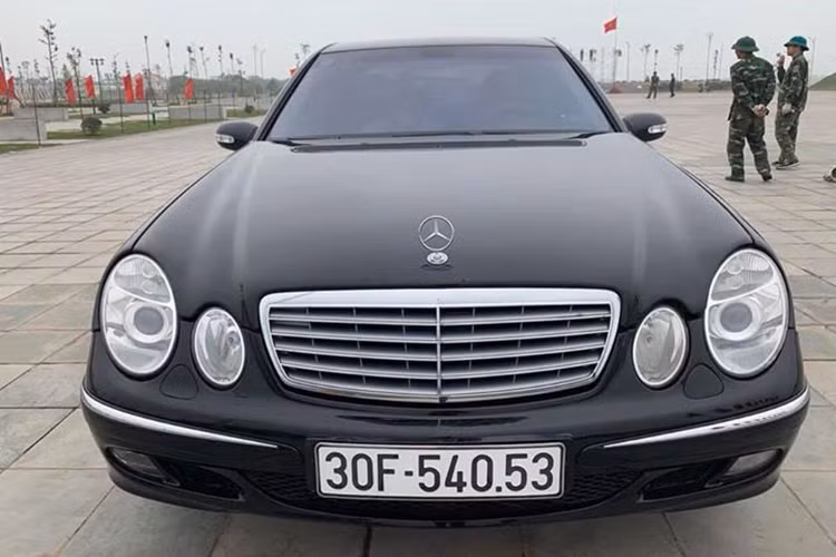 Ngoại thất của xe có vẻ như đã được chăm sóc khá cẩn thận. Theo cam kết từ người bán, chiếc Mercedes-Benz E240 16 năm tuổi trong bài viết này từ khi sử dụng đến nay, chưa từng gặp tai nạn hay bị thuỷ kích trước đó.