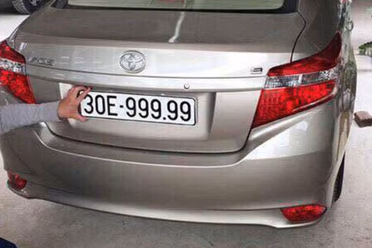 Thông thường, những biển số đẹp như vậy thường đi cùng với các mẫu xe sang, siêu sang, siêu xe đắt tiền. Tuy nhiên, chiều ngày 24/11, một chiếc Toyota Vios tại Hà Nội đã bất ngờ gắn biển ngũ quý 9: 30E-999.99 khiến nhiều người bất ngờ.