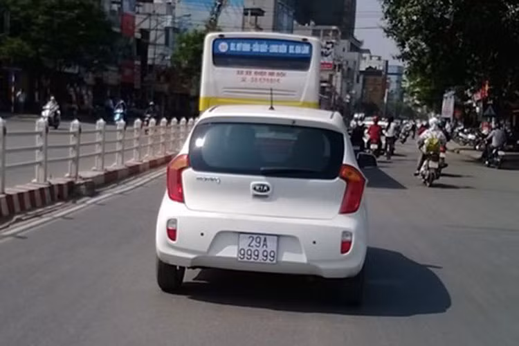 Bên cạnh chiếc Toyota Vios ngũ quý 9, đường phố Việt Nam cũng từng xuất hiện các mẫu xe giá rẻ nhưng "đeo" biển đẹp - đơn cử như chiếc xe gfia đình "siêu rẻ" Kia Morning lăn bánh trên đường phố Hà Nội này.