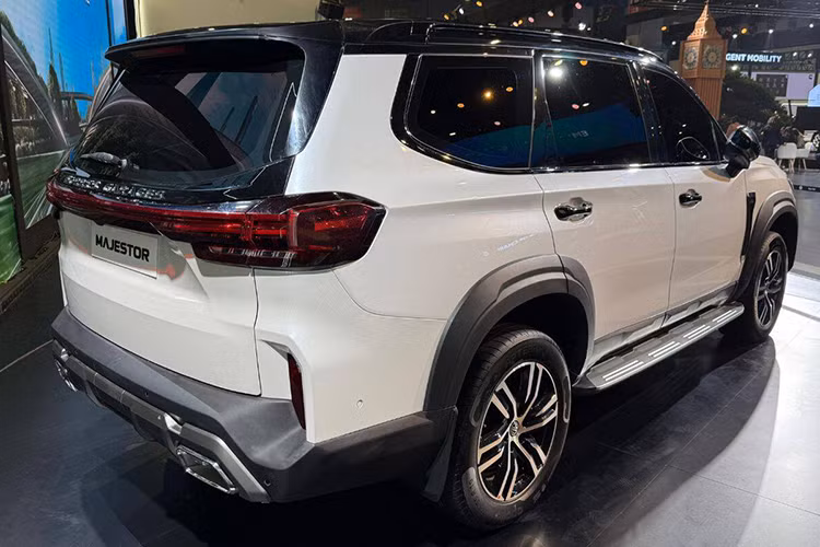 Phía sau xe có dải đèn hậu LED trải dài toàn bộ phần đuôi. MG Majestor còn có ống xả kép phía dưới nằm cùng bộ khuếch tán gió sau kiêm khung bảo vệ làm điểm nhấn.