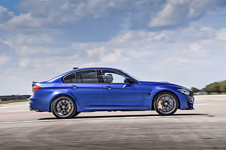 Xe được trang bị động cơ 06 xy-lanh thẳng hàng (I6) dung tích 3.0 lít sử dụng tăng áp (turbocharged). Động cơ cho công suất tối đa 453 mã lực và mô men xoắn cực đại 443 lb-ft (600 Nm), sức mạnh được truyền xuống cầu sau (RWD) thông qua hộp số ly hợp kép M DCT 7 cấp (Double Clutch Transmission) kết hợp với hệ thống điều khiển Drivelogic của BMW.