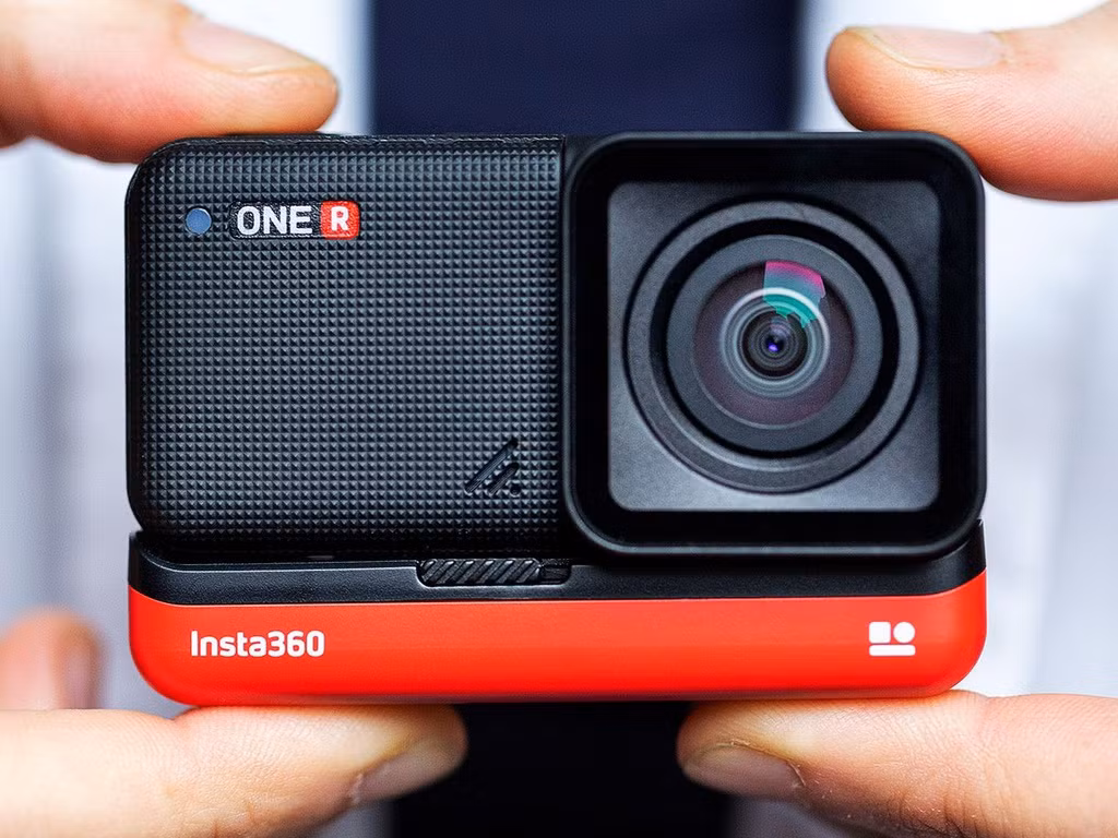Hiện nay, camera hành trình là trang bị cần thiết đối với ôtô. Những người thích phượt bằng xe máy cũng cần camera hành trình để lưu giữ những kỷ niệm trên chặng đường đã đi qua. Do đó, nửa kia của bạn sử dụng ôtô hay xe máy thì camera hành trình đều thích hợp. Chỉ từ 3 triệu đồng, bạn có thể mua được camera hành trình cho ôtô. Đối với người đi xe máy, một số camera hành trình gắn mũ bảo hiểm tiêu biểu như Xiaomi Mijia Action (2,5 triệu đồng), SJ Cam (2,2 triệu đồng)...