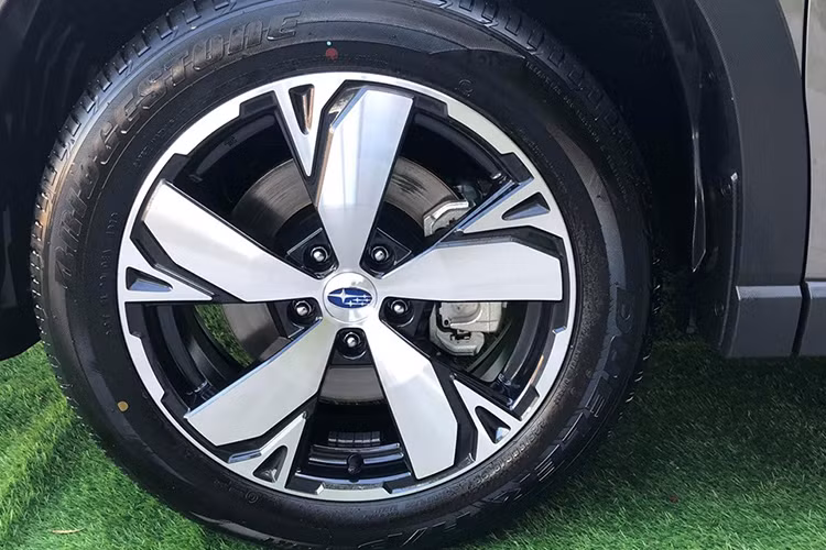 Subaru Forester 2019 sở hữu mâm xe hợp kim kích thước 18 inch. Các trang bị tiêu chuẩn trên xe bao gồm đèn pha tự động, gạt mưa tự động, thanh baga trên mui xe. Cột A của Subaru Forester được tinh chỉnh cùng với cửa sổ rộng giúp tầm nhìn tốt hơn. Ngoài ra, việc đặt gương chiếu hậu trên cửa thay vì cột A cũng hạn chế điểm mù.