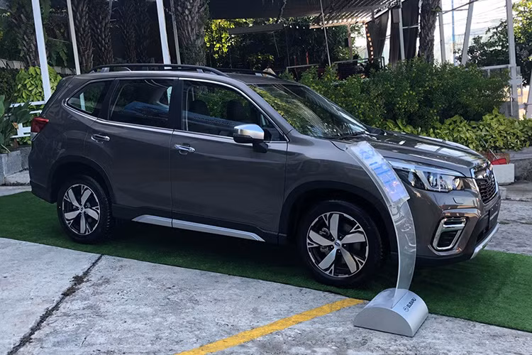 Về ngoại hình, Subaru Forester 2.0i-S thế hệ mới sở hữu kích thước dài 4.625mm x rộng 1.815mm x cao 1.730mm, chiều dài cơ sở đạt 2,670mm. Khoảng sáng gầm xe 220mm, trọng lượng thân xe nặng 1,542 kg.