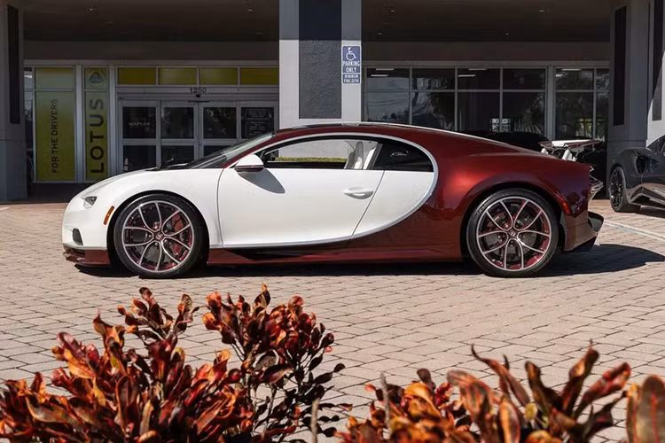 Cụ thể, theo thông tin của đại lý đăng tải chiếc siêu xe Bugatti Chiron đời 2021 sở hữu màu sắc khá hiếm được cá nhân hóa trắng – đỏ. Xe có ODO hiện ở mức chỉ 3.318 km.