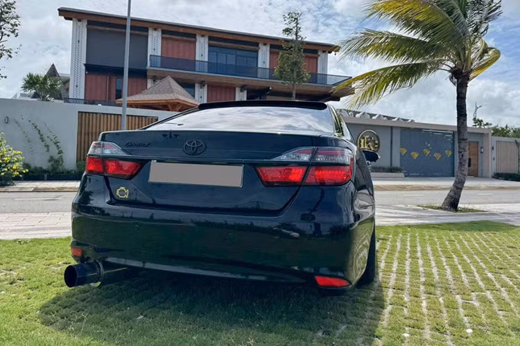 Một số ý kiến khác khuyên rằng chủ xe Toyota Camry 2.0E đời 2018 với gói độ khủng nên tháo các món "đồ chơi" để bán xe dễ hơn, bởi những chiếc xe đã qua nâng cấp thường rất kén khách.