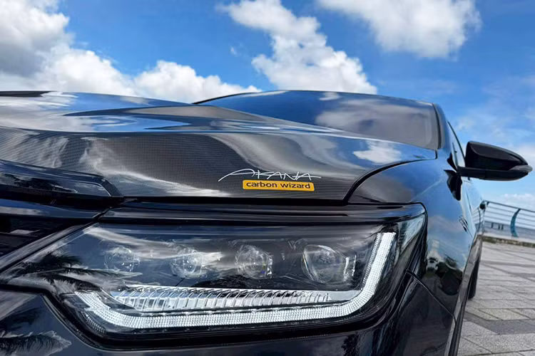 Dựa trên hình ảnh được chia sẻ, có thể thấy chiếc xe Toyota Camry 2018 này đã được tinh chỉnh mạnh về ngoại hình. Một số nâng cấp đáng chú ý bao gồm: Bộ mâm 6 cánh 19 inch thể thao. Hệ thống phanh Brembo với cùm phanh đỏ nổi. Nắp capo làm từ sợi carbon, giúp giảm trọng lượng và tăng tính khí động học. Hệ thống đèn chiếu sáng chính và đèn bi gầm hoàn toàn mới...