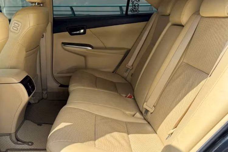 Tham khảo thị trường xe cũ, những chiếc Toyota Camry 2018 phiên bản 2.0E nguyên bản có giá từ 630 - 655 triệu đồng. Điều này đồng nghĩa với việc chiếc xe trong bài viết có giá thấp hơn so với nhiều mẫu xe cùng đời, dù đã được nâng cấp đáng kể.