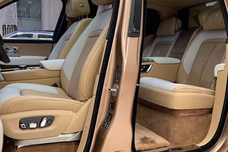 Dù sở hữu diện mạo ra sao, sức mạnh của mẫu SUV siêu sang Rolls-Royce Cullinan vẫn đến từ khối động cơ tăng áp kép V12 dung tích 6.75 lít cho ra công suất 563 mã lực và mô men xoắn 850Nm.