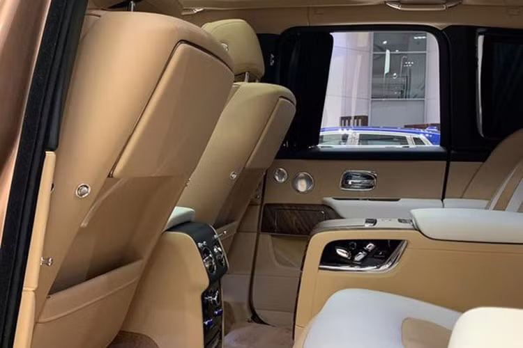 Các chấu trên vô lăng được bọc gỗ veneer cao cấp, logo Rolls-Royce thêu ở các tựa đầu ghế, bệ cửa chiếu sáng, hệ thống âm thanh tùy biến và cấu hình giải trí cao cấp cho hàng ghế sau.