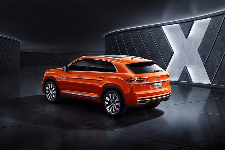 Ngoài ra, Volkswagen Teramont X tại Trung Quốc còn được trang bị cụm đèn hậu riêng và thiết kế cửa sổ bên sườn khác biệt một chút so với Teramont thông thường. Lưới tản nhiệt cải tiến, mở rộng xuống bên dưới cụm đèn pha. Riêng cụm đèn pha được thiết kế thanh mảnh hơn, tích hợp dải đèn LED định vị ban ngày.
