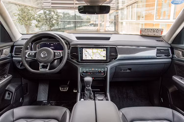 Khác với bản thường, Volkswagen Teramont X 2019 chỉ được trang bị nội thất 2 hàng ghế với 5 chỗ ngồi. Để tạo sự khác biệt với Teramont thông thường, hãng Volkswagen đã bổ sung vô lăng đáy phẳng thể thao mới, các chi tiết ốp trang trí cũng như cửa gió điều hòa khác biệt và bộ pedal bằng thép không gỉ cho Teramont X 2019.