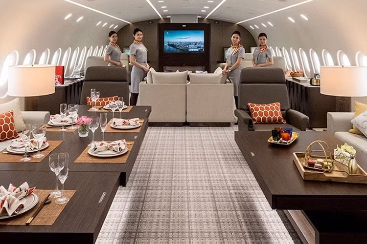 hòng khách chính của máy bay Boeing 787 Dreamliner này có đầy đủ tiện nghi cho 16 hành khách: ghế dài, ghế tựa, sofa và cả ghế lười bean bag.