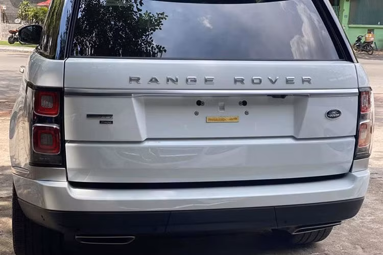 Lưới tản nhiệt của xe vẫn thiết kế theo truyền thống của thương hiệu Land Rover dạng tổ ong. Đèn pha dùng công nghệ LED Pixel-laser thông minh. Cụm đèn hậu phía sau có thiết kế tương tự các phiên bản khác.