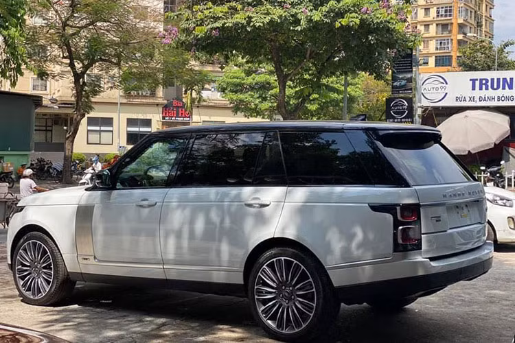 Chiếc xe trong bài viết thuộc phiên bản Range Rover Autobiography LWB P400 2021 mới với trục cơ sở được kéo dài (LWB). Xe có các thông số dài x rộng x cao tương ứng 5.199 x 2.220 x 1.840 (mm), chiều dài cơ sở 3.120 mm. Chiếc mới được một đại lý tư nhân nhập về Hà Nội dành cho những doanh nhân trẻ muốn sở hữu một chiếc SUV hạng sang cỡ lớn đa dụng.