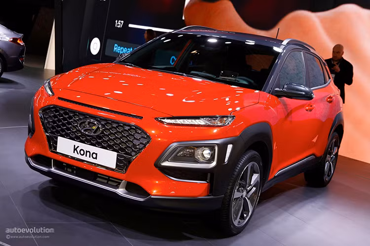 Mẫu xe ôtô Hyundai Kona 2018 đang nhận được nhiều sự quan tâm của khách hàng trên toàn thế giới. Với việc chính thức được ra mắt tại triển lãm Los Angeles Auto Show 2017 đang diễn ra tại Mỹ vào cuối tuần vừa qua, Kona mới hứa hẹn sẽ tạo ra sự cạnh tranh mạnh mẽ với các đối thủ.